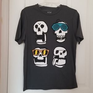Brand new Boys tshirt w skulls